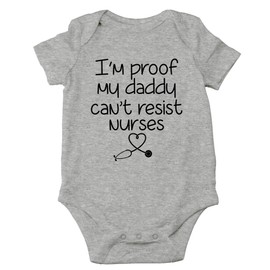 CBTwear I'm Proof My Daddy Can't Resist Enfermeras - Divertido papá a ser Regalos - Overol de una Sola Pieza para bebé, Gris Heather, 12 Meses