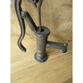 MIDWEST CRAFT HOUSE RUSTIC CAST IRON PUMP CISTERN WATER DECOR ONLY 8.5" TALL GARDEN FARM BATHROOM