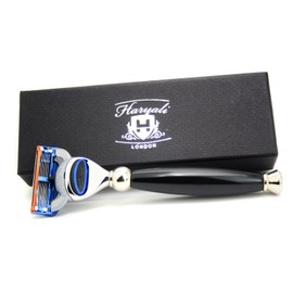 5-Edge schwarzer Rasierer für Männer beim Rasieren