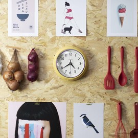 JONES CLOCKS Ketchup Wall Clock | Round Retro Diner Clock | 25 cm | Yellow | Ideal for Kitchen, Living Room, Office or Bedroom | Easy to Read Numbers