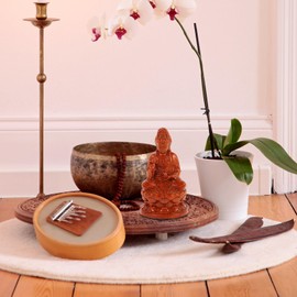 HOLIDYOYO Guan Yin Statue, 13cm Wooden Guanyin Buddha Figurine Lady Buddha Blessing Sitting on Lotus Kuan Yin Statues