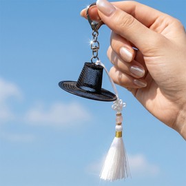 God Keyring Korean Traditional Miniature White Tassel Keychain Foreigner Gift Korean Souvenir Color Random Color Random / 갓 키링 한국전통 미니어처 흰색 태슬 열쇠고리 외국인선물 한국기념품 색상랜덤 색상 랜덤