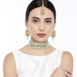 Aheli Faux Pearl Kundan Gargantilla Collar con pendiente Maang Tikka Tradicional indio Bollywood étnico Conjunto de joyas nupciales para mujeres