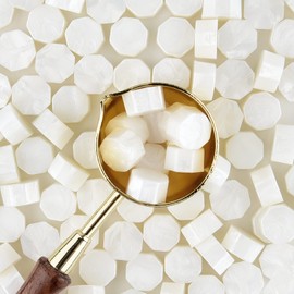 ASTARON ASTARON 100 Stück Siegelwachs Weiß, Siegelwachs Perlen mit 1 Wachsschmelzlöffel, achteckiges Wachssiegel-Set für Einladungen, Karten, Umschläge, Weinpakete, Geschenkverpackungen
