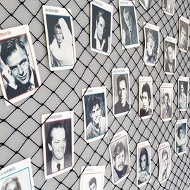 LeTOMA Photo Net 2 x 1 m in Black 100% Cotton Ideal for Hanging Photos and Postcards - 50 Decorative Wooden Pegs (5 cm Long), 20 Subtle White Special Hooks, Decorative Net Jet Black, Photo Rope