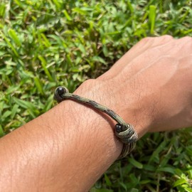 Men Paracord Survival Bracelet - Hiking Outdoor Supplies, Military Gear, Camping and Hunting Accessories, Emergency Tools, Backpacks Essentials, Best Friend Gift, Fishing Equipment, (Light Military)