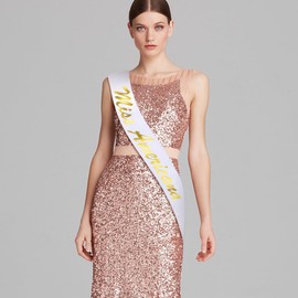 GDTO8820 Miss Americana Faja de satén blanco con letras doradas con purpurina, banda de satén blanco, princesa, belleza Queen, regreso a casa, ganador, alcalde,