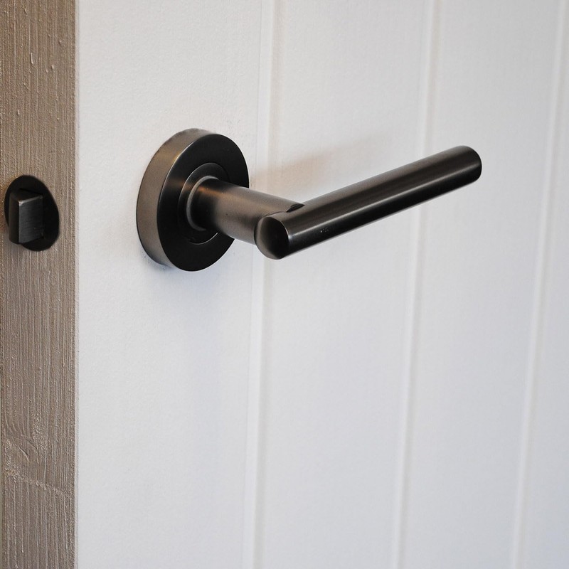 ONYX DESIGN Laurel Lever on Rose Door Handle in Gunmetal