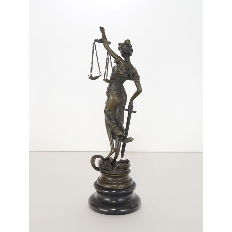 Bronze Lady Goddess of Right Wesen