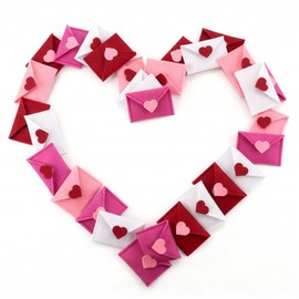Frienda 100 Pcs Valentine's Day Mini Felt Envelopes 2.52 x 1.57 In for Mini Love Notes Heart Love Envelopes for Valentine Party Decoration Favor Table Scatter Exchange Gifts Wedding Shower DIY Crafts
