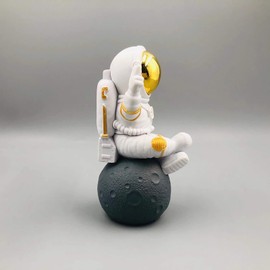 Ecacon - Figura decorativa de astronauta, decoración de astronauta, decoración de computadora y mesa, bonita figura espacial, decoración de tartas y regalo de manualidades (figura de astronauta dorada y blanca)