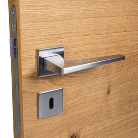 JUVA Door Handle Set Brass Door Fitting Matt Chrome 1 Door Handle Room Door - FLAKE | BB - Deadlock | Handle Pair L-Shape Square on Rosette | Design Door Handle Set for Interior Doors with Screws