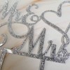 Mr and Mrs ケーキトッパー 花嫁と花婿のサイン ウェディング/婚約ケーキトッパー デコレーション シルバーグリッターアクリル