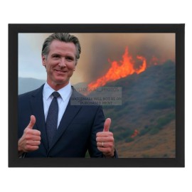 GAVIN NEWSOME GIVING THUMBS UP WITH WILDFIRE BURNING 8X10 AI FRAMED PHOTO