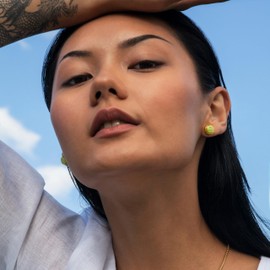 Kleine Ohrstecker gold mit Stein • Grüne Ohrringe für Damen • Nachhaltiger Modeschmuck aus Edelstahl & recyceltem Glas mit Perlmutt Optik • Ø 9mm