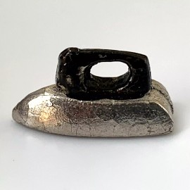 Unbranded dollhouse miniature clothes iron 1950s 1960s style painted die cast metal 1:12