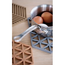 Zone Denmark, Triangles Topfuntersetzer/Untersetzer für Auflauf-/Ofenformen, Silikon, 24 x 14 cm, grau (cool Grey)