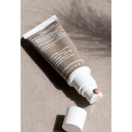 KORRES BLACK PINE 4D BioShapeLift Straffende Feuchtigkeitscreme, leicht getönt für einen strahlenden Teint, mit SPF20, vegan, 40 ml