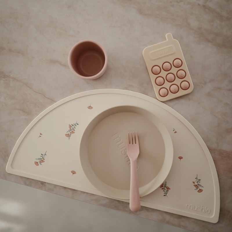 mushie Silikon-Tischset für Kinder | BPA-freies rutschfestes Design (rosa Blumen)