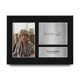 HWC Trading Sue Nicholls Coronation Street Audrey Roberts Geschenke Gedrucktes Signiertes Autogramm Foto für Fans von Fernsehshows - A4