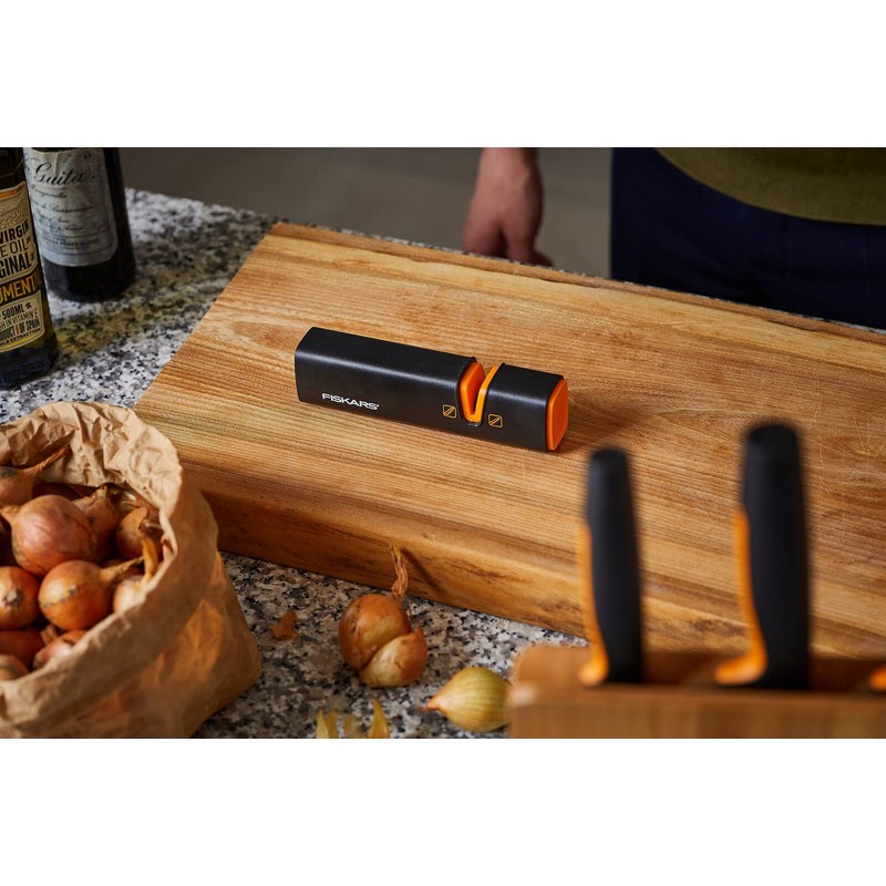 Fiskars Messerschärfer für scharfe Messerklingen aus Stahl, Keramikschleifstein, Edge, Roll-Sharp,