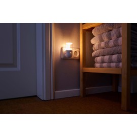 Northpoint Nachtlicht Wandleuchte Innenleuchte mit Dämmerungssensor & Bewegungsmelder, Up&Down Licht für die Steckdose LED 2700K Warmweiß - Nur ca. 1 Watt Verbrauch (Weiß-Zylinderform)