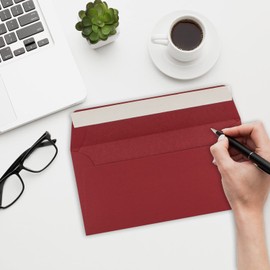 25x Briefumschläge DIN Lang 11 x 22 cm gerippt in Dunkelrot gefüttert mit rotem Seiden-Papier 110 g/m² Haftklebung