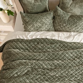 EVERGRACE Luxury Velvet Quilt Set King Size, Diamond Quilted Lightweight Velvet Comforter for All Season, Ultra Soft Oversized Bedspread Coverlet Bedding Set with 2 Pillow Shams, Olive Green