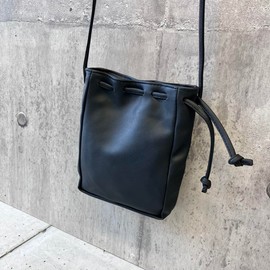 [mauve] シンプル巾着スマホショルダー（ブラック）