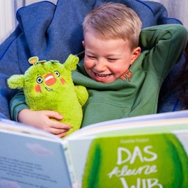 Bauer Spielwaren - Das kleine WIR: Kuscheltier aus der Kinderbuchreihe mit kuscheligem, grünen Fell, 20 cm, grün (12266)