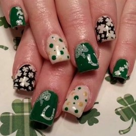 LBPEPAMZ 24Pcs St. Patrick's Day Press on Nails Short Square Fake Nails with Green Gold Spots Designs White Black Shamrock False Nails Green Full Cover Glossy Stick on Nails Glue on Nails for Women