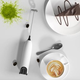 JOUR DE THÉ Elektrischer Milchaufschäumer | Tragbarer Milchaufschäumer für Matcha, Cappuccino, Latte, Smoothie | 2 Mehrzweck-Schneebesen | 2 Batterien enthalten, MLE002
