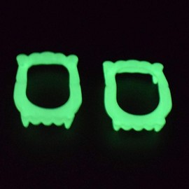 Risprsulen 2Pcs Green Vampire Teeth Fangs Glow in The Dark Plastic Fake Vampire Teeth Sharp TeethHalloween Decorative Luminous Dentures Gag Toys and Practical Jokes Novelty and Gag Toys, Small