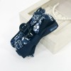 Burnaby Navy Nuarif Layered Ribbon Pincer Pin / 버나비 네이비