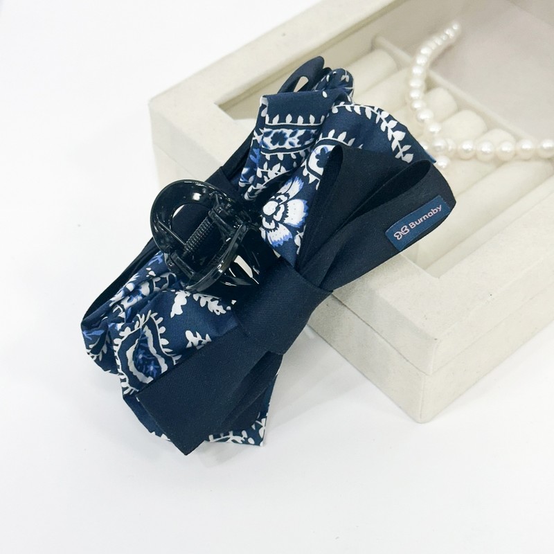 Burnaby Navy Nuarif Layered Ribbon Pincer Pin / 버나비 네이비