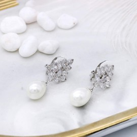 QUKE Women's Leaf Shape Cubic Zirconia Crystal Artificial Pearl Earrings Dangle Non Pierced Ear Clips and Pierced Ear Earrings Fashion Jewellery for Women, Brass, Crystal