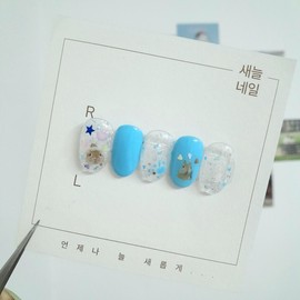 Rabbit's nail polish while on vacation - 2 wood sticks / 토끼는 휴가 중 네일 - 우드스틱 2개