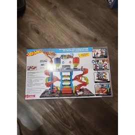 Hot Wheels City Mega Car Wash Playset w/ 1 Toy Color Shifters Car in 1:64 Scale