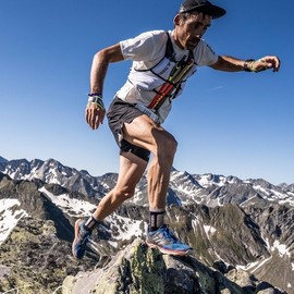 YUEDGE Mens Performance Moisture Wicking Cotton Work Boot Athletic Sports Hiking Workout Cushioned Crew Socks for Men Size 9-11, 5 Pairs