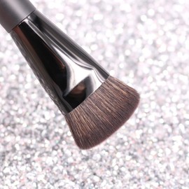 Vela.Yue Flat contour brush for precise delicate blending and contours
