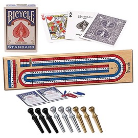Cribbage Board by Bicycle - Juego de cribbage de madera de pino real codificado de 3 pistas con cubierta de tarjetas de bicicleta y pinzas de metal...