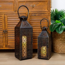 JHY DESIGN - Juego de 2 faroles decorativos clásico de 19 y 14 pulgadas de alto, portavelas de metal con patrón hueco para jardín, porche, interior y exterior, fiestas, bodas, patio (color negro