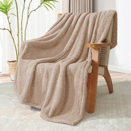 Exclusivo Mezcla Fuzzy Fleece Throw Blanket for Couch Sofa, Lightweight Fluffy Solid Velvet Blanket, Suitable for All Seasons, 50x60 Inches, Camel