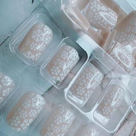 Christmas Nails Press on Nails Short Square Fake Nails with White Snowflake Design Glossy Snow Nude Full Cover Acrylic Artificial Glue on Nails Xmas Winter False Nails Stick on Nails for Women 24Pcs