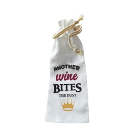 Jolitee “Another Wine Bites the Dust” Bottle Gift Bag – Reusable Drawstring Canvas Bag with Retro Rock-Inspired Typography – Funny Host Gift for Dinner Parties or Wine Lovers