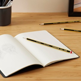 STAEDTLER Set di matite Noris 120, matite HB upcycled legno, 6 matite 2 gomme plastiche Mars, alta qualità, Made in Germany