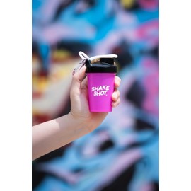 Shake Shot - Rosa - Mini botella mezcladora de 5 onzas (150 ml) para suplementos y almacenamiento previos al entrenamiento, coctelera de suplementos de cuchara pequeña, licuadora portátil para uso en movimiento