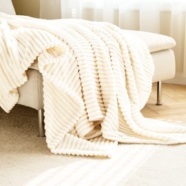 QOFLY Soft Cuddly Blanket, White, 150 x 200 cm, Gift Packaging, High-Quality, Fluffy Fleece Blanket as a Blanket, Bedspread or Sofa Throw