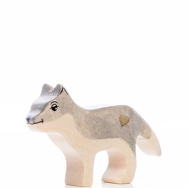 Lilu® Wolf Welpe stehend mit leuchtendem Herz, Wald Holztiere handbemalt, Holzfigur Spielfigur Tiere aus FSC®-Holz, EN71 und DEKRA Zertifiziert Holzspielzeug für Kinder