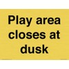 Schild mit Aufschrift "Play Area closes at dusk", 200 x